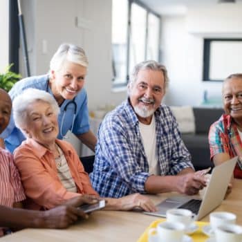 Bien vieillir à domicile : Quelles solutions d’habitat connecté et d’outils digitaux ? Quelles complémentarités entre aides technologiques et aides humaines ?
