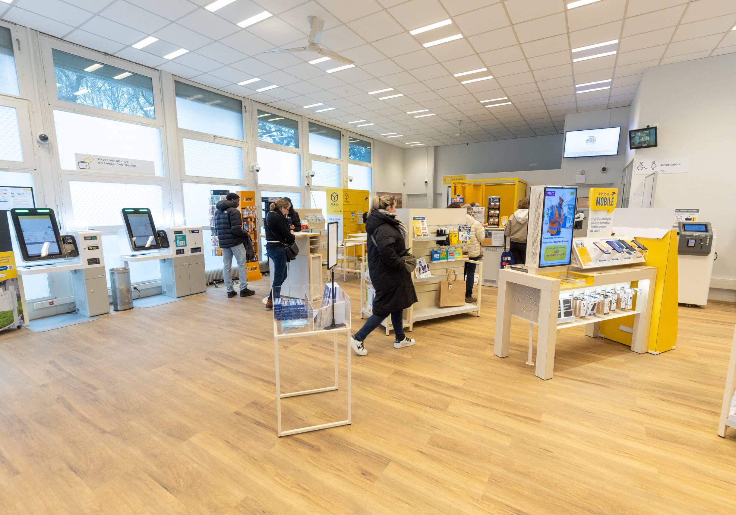 Des clients dans l'espace commercial du bureau de poste de Vernon.